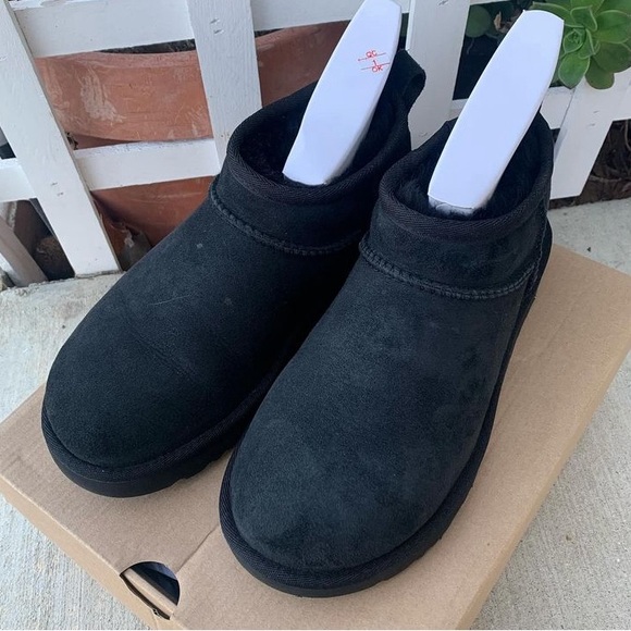 UGGS
ULTA MINI BLACK
Sizing: 36 - Picture 4 of 10